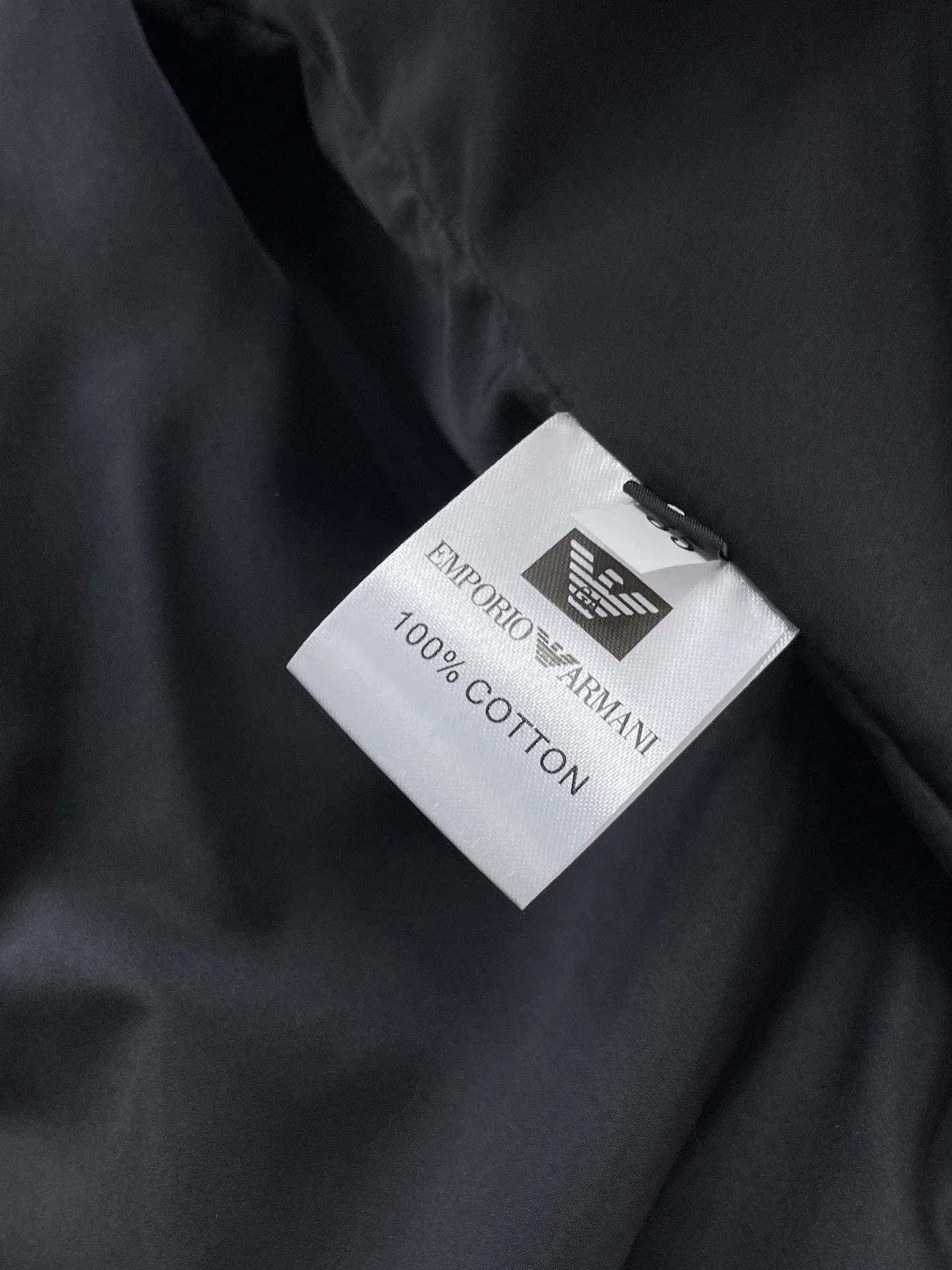 Armani official website Same Style, complete with three labels, on sale in advance! 2026 Autumn and Winter New Arrival men's jacket, Original three-label premium version! The custom-made fabric Breathable in the counter has high comfort, impeccable details, and brand element design concept, reflecting high quality. It feels delicate and soft! It presents a casual cut and the upper body shape is great! Sizes: M～3XL